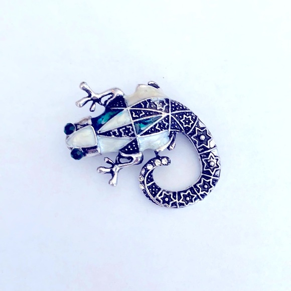 Jewelry - A real cool looking iguana brooch